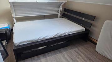 Zwart tweepersoons bed met lattenbodem 