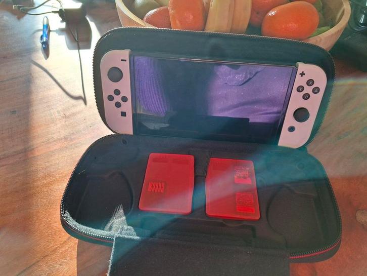 Nintendo Switch OLED + Games, Spelcomputers en Games, Spelcomputers | Nintendo Switch, Zo goed als nieuw, Switch OLED, Met 1 controller