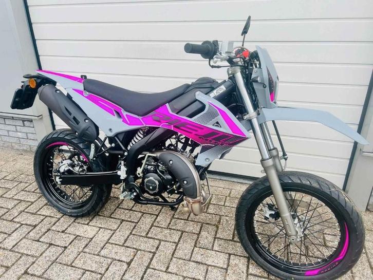 Rieju MRT 50 SM Nardo Grey / Roze E5+ | Direct leverbaar!, Fietsen en Brommers, Brommers | Overige merken, Nieuw, Maximaal 45 km/u