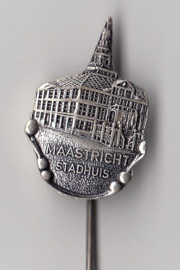 Maastricht Stadhuis speldje, Verzamelen, Speldjes, Pins en Buttons, Gebruikt, Speldje of Pin, Overige onderwerpen, Ophalen of Verzenden