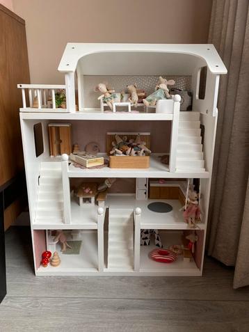 Poppenhuis met Maileg muizen en meubels - compleet beschikbaar voor biedingen