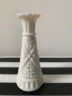 Vintage Anchor Hocking vaas / kandelaar van wit opaalglas, Wit, Ophalen of Verzenden, Minder dan 50 cm, Glas