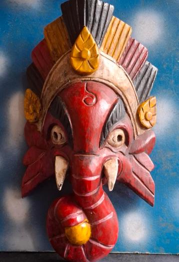 Lord Ganesh. Nepal.  Houtsnijwerk. Handpainted. 33 cm.  beschikbaar voor biedingen