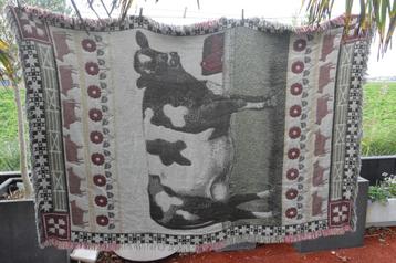 Vintage geweven kleed uit jaren 90 met voorstelling van koe beschikbaar voor biedingen