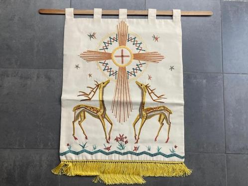 Wandtapijt Kruis Eucharistie met herten, Antiek en Kunst, Antiek | Religie, Ophalen of Verzenden