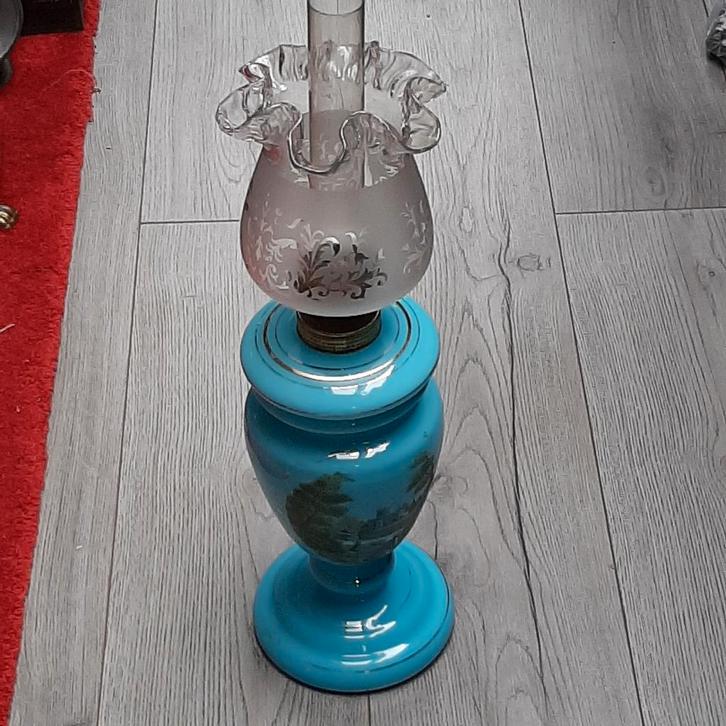 Staande olielamp opaline glas blauw, Antiek en Kunst, Antiek | Lampen, Ophalen