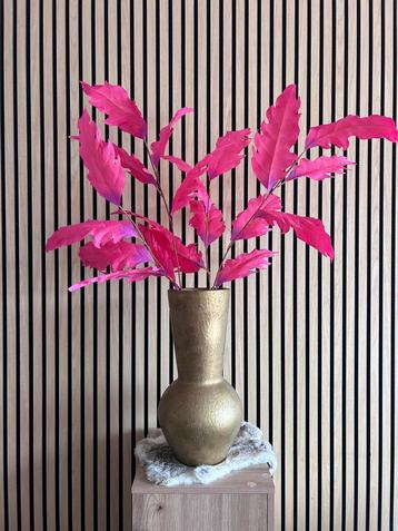 Gouden hoge vaas met fuchsiaroze kunstbloemen beschikbaar voor biedingen