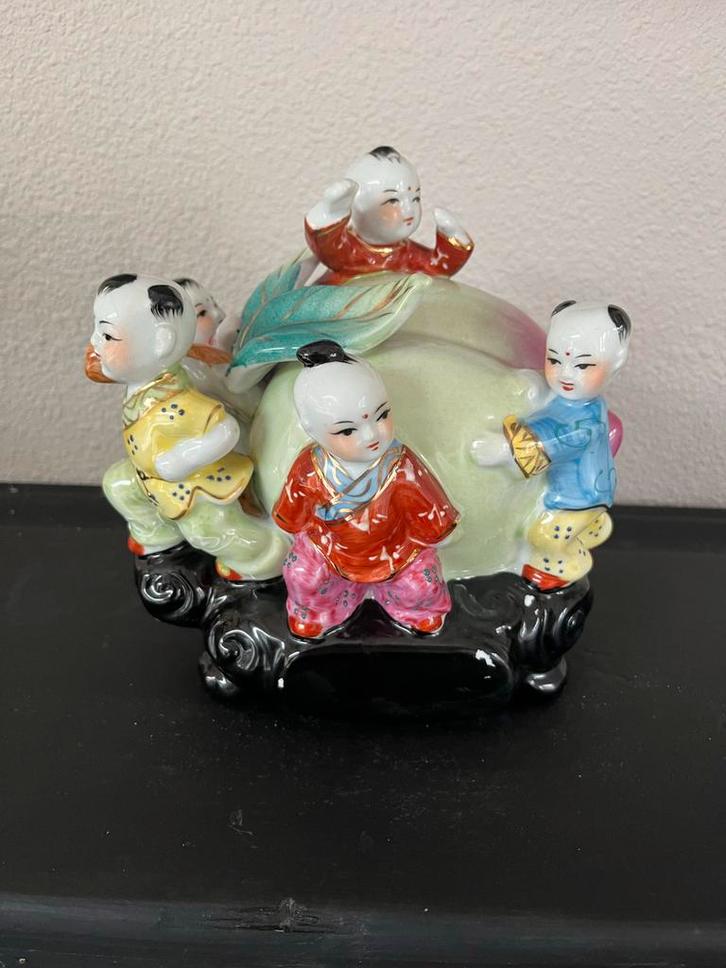 Porseleinen Chinees beeld gelukskindjes op schildpad, Antiek en Kunst, Antiek | Keramiek en Aardewerk, Ophalen