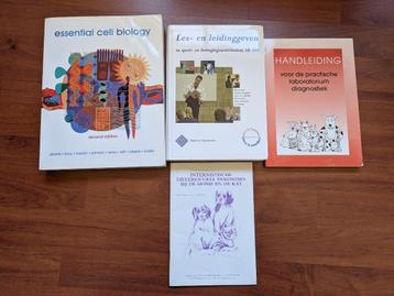 Verschillende boeken, teab voor de liefhebber beschikbaar voor biedingen