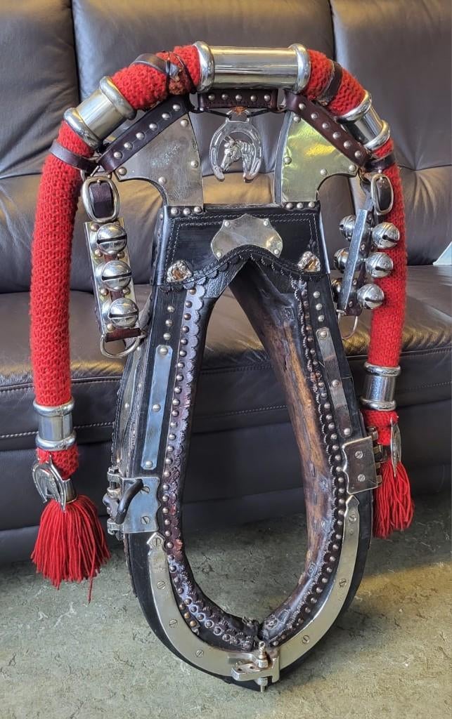 Kleine maat antiek paardenhaam - Rijk gedecoreerd - Rood wol, Dieren en Toebehoren, Paarden en Pony's | Hoofdstellen en Tuigage