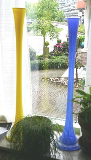 Gele en blauwe glazen steelvaas beschikbaar voor biedingen
