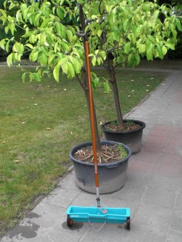 Gardena strooiwagen voor zaad mest of zout beschikbaar voor biedingen