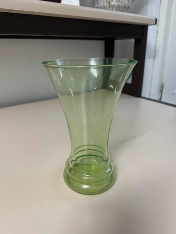 Vaas van uranium glas #3 beschikbaar voor biedingen