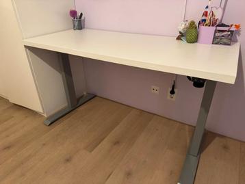 Elektrisch verstelbaar bureau beschikbaar voor biedingen