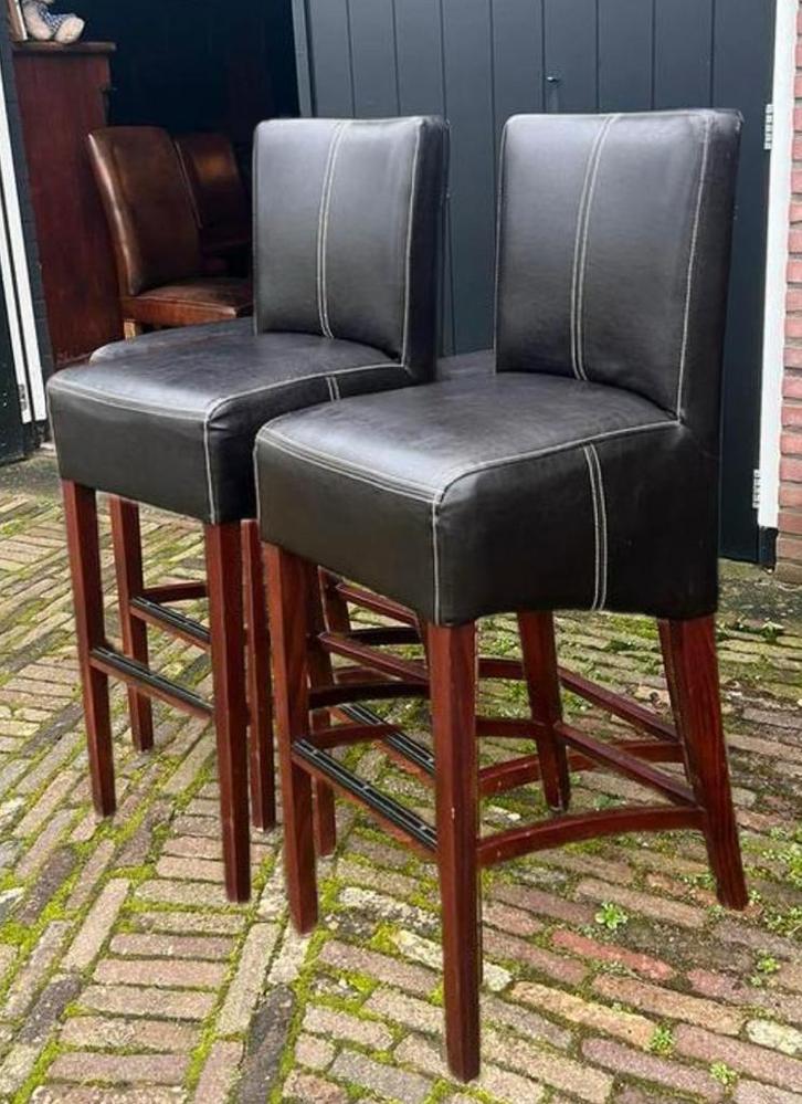 2 Zwarte Leren Barkrukken, Huis en Inrichting, Barkrukken, Gebruikt, 60 tot 90 cm, Leer, 2 krukken, Met voetsteun, Ophalen of Verzenden
