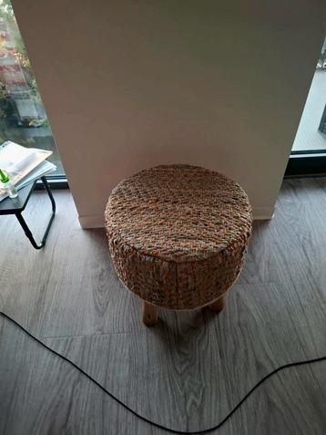 Boho Kruk / Poef met Houten Poten beschikbaar voor biedingen