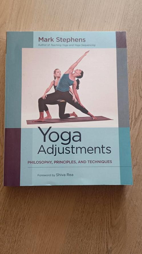 Mark Stephens - Yoga Adjustments, Boeken, Sportboeken, Nieuw, Overige sporten, Ophalen of Verzenden