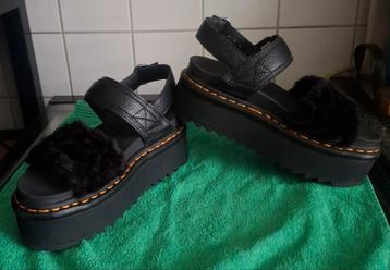 Stoere Dr Martens Voss Quad Fluffy sandalen, maat 38 beschikbaar voor biedingen