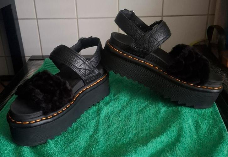 Stoere Dr Martens Voss Quad Fluffy sandalen, maat 38, Kleding | Dames, Schoenen, Zo goed als nieuw, Sandalen of Muiltjes, Zwart
