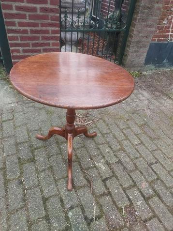 Victoriaanse eiken tiltoptafel op driespant. beschikbaar voor biedingen