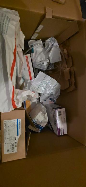 Doos vol verpleegartikelen - Gaas, Handschoenen etc. beschikbaar voor biedingen
