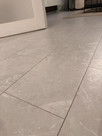 Wit/lichtgrijs marmer look klik laminaat, ongeveer 70 m2!!! beschikbaar voor biedingen
