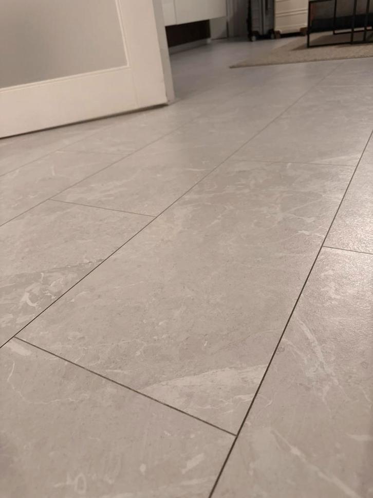 Wit/lichtgrijs marmer look klik laminaat, ongeveer 70 m2!!!, Huis en Inrichting, Stoffering | Vloerbedekking, Zo goed als nieuw