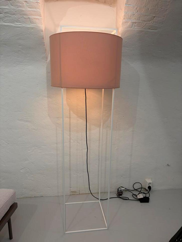 Lewitt vloerlamp Kvadrat stof kap metalarte, Huis en Inrichting, Lampen | Vloerlampen, Zo goed als nieuw, 150 tot 200 cm, Stof