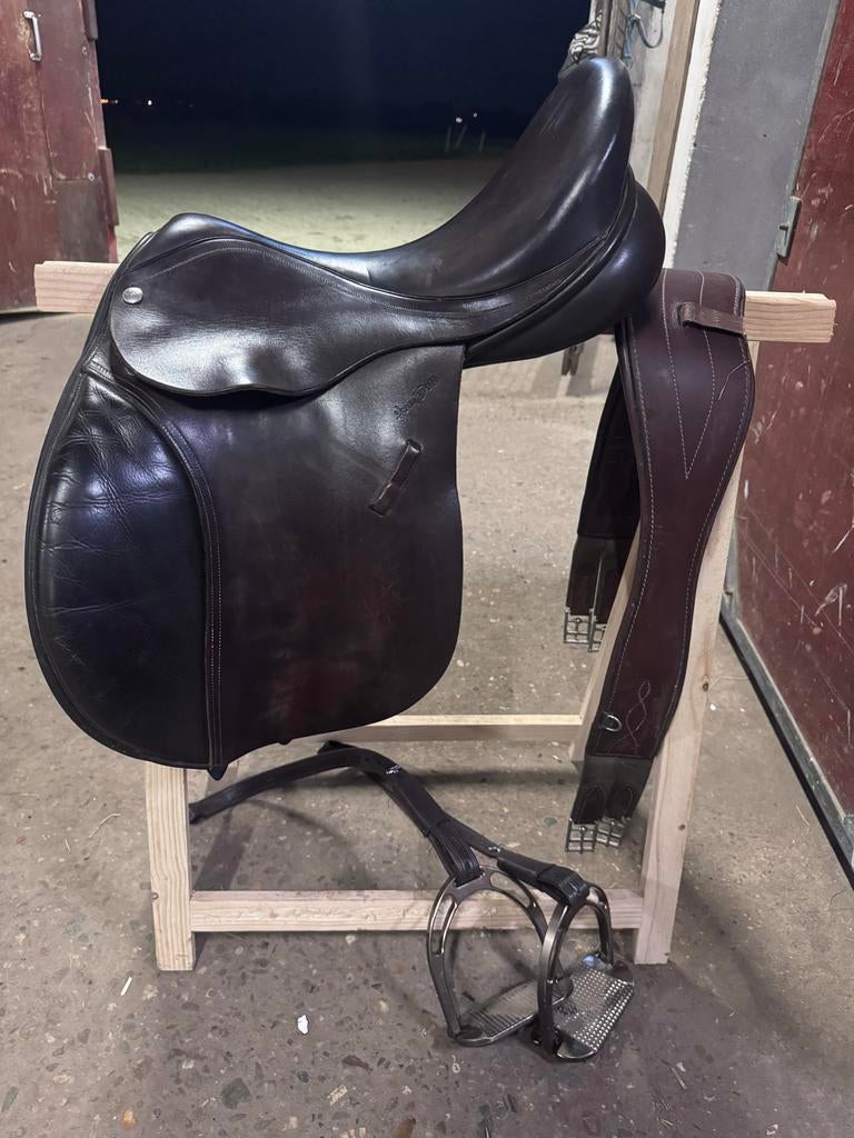 Harry dabbs springzadel 17.5 inch, Dieren en Toebehoren, Paarden en Pony's | Zadels, Springen, Ophalen of Verzenden