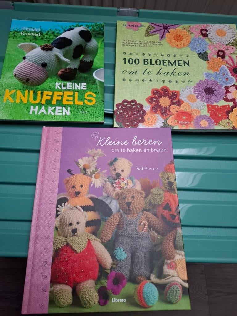 3 boeken: 2 haakboeken en 1 haak/breiboek, Ophalen, Gebruikt, Haken, Patroon of Boek