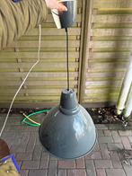 Gratis af te halen: Grijze industriële hanglamp, Ophalen, Gebruikt, Metaal, 50 tot 75 cm
