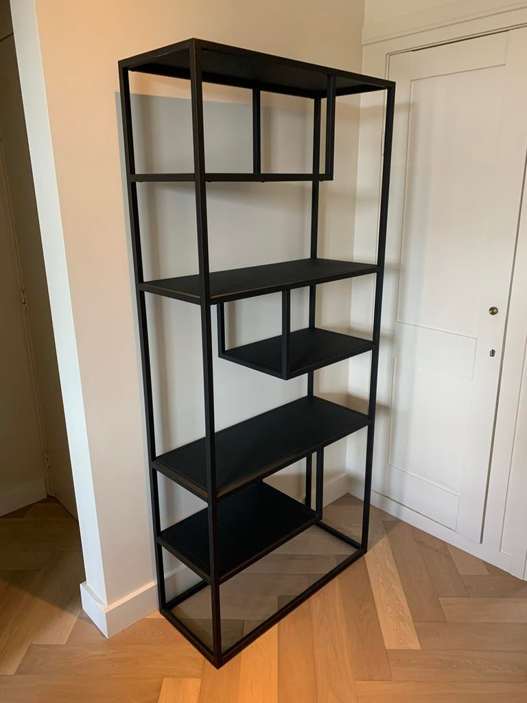 Modern Zwart Metalen Boekenkast met Asymmetrische Planken, Huis en Inrichting, Kasten | Boekenkasten, Ophalen, Met plank(en), 50 tot 100 cm