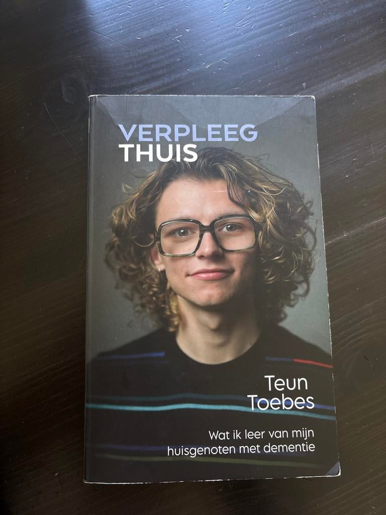 Verpleeg Thuis - Teun Toebes (Boek), Ophalen of Verzenden, Gelezen, Nederland