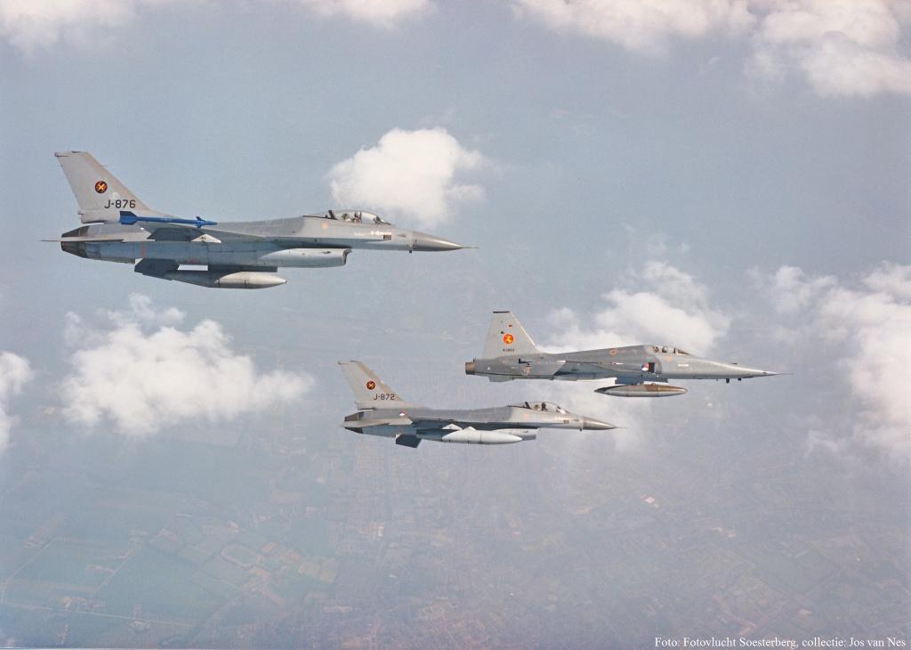 F-16/ NF-5  Bieden vanaf € 1,--, Ophalen of Verzenden, Zo goed als nieuw, Kaart, Foto of Prent