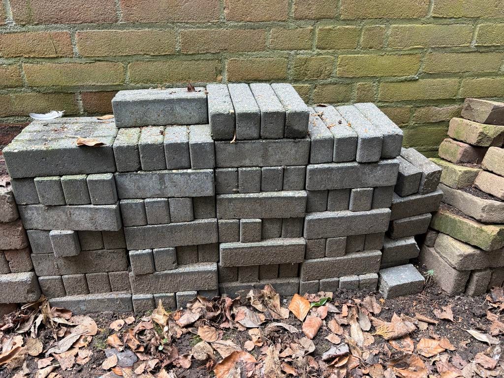 Grijze Klinkers 20x5x6 - 118 stuks + rest, Tuin en Terras, Ophalen, Gebruikt, Klinkers, Minder dan 5 m²