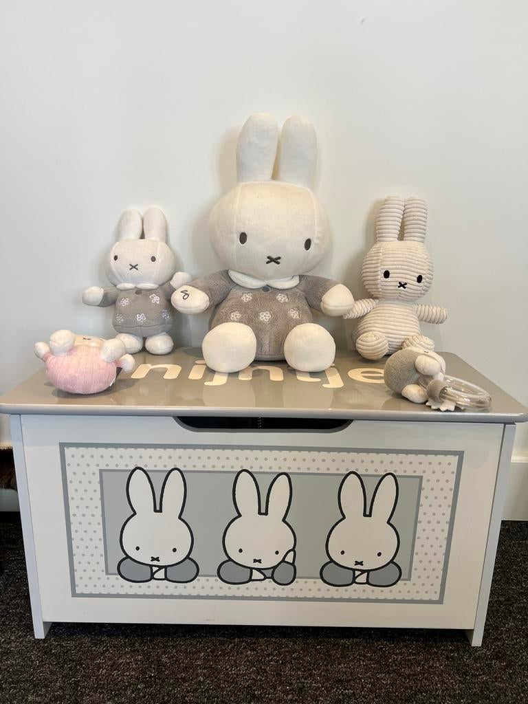 Nijntje opbergbankje met Nijntje knuffels, Ophalen, Gebruikt, Konijn