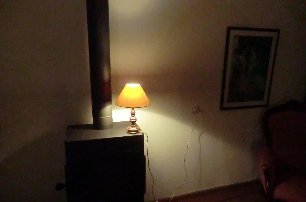 klassieke lamp met houten voet en beiche stoffen lampenkapje, Huis en Inrichting, Lampen | Tafellampen, Ophalen, Gebruikt, Klassiek