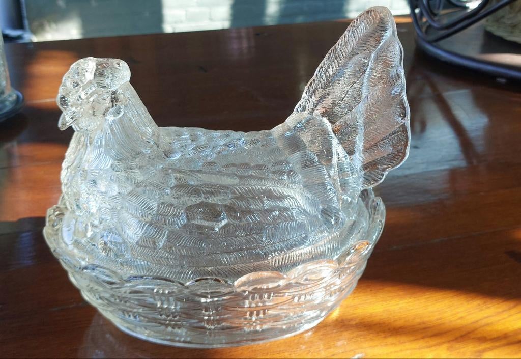 Vintage Glazen kip op mand Leuk op de Paas tafel, Antiek en Kunst, Antiek | Glas en Kristal, Ophalen of Verzenden
