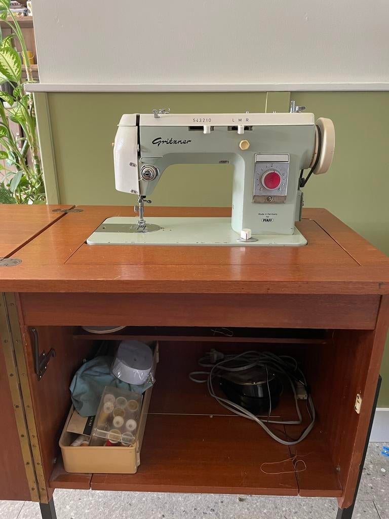 Vintage Gritzner GSZ naaimachine in meubel (voor Pfaff), Antiek en Kunst, Antiek | Naaimachines, Ophalen
