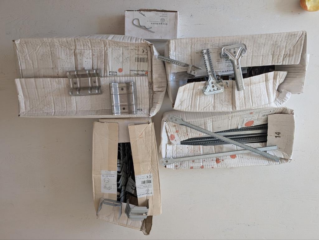 Dingemans metal stud systeem onderdelen, Ophalen