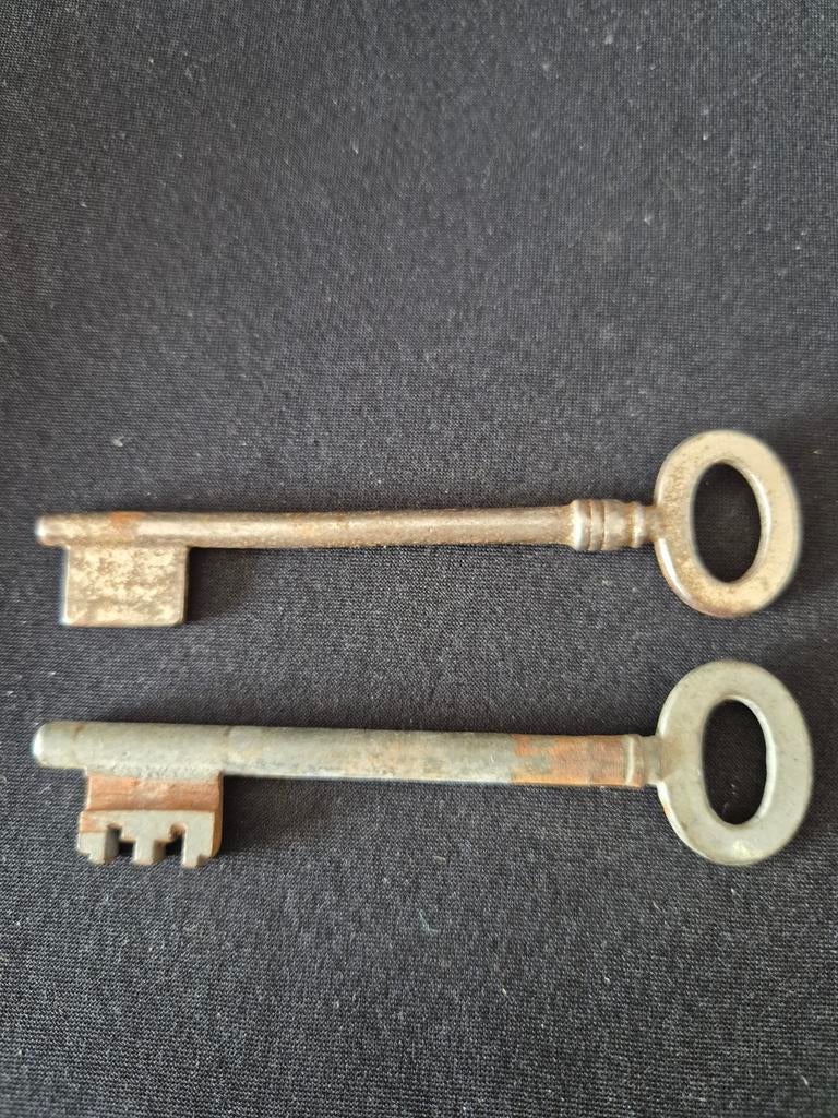 Set van 2 Antieke  Sleutels van 10.5 cm en Loper, Antiek en Kunst, Ophalen of Verzenden
