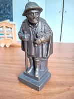 Oude man met armenbos KWF, Verzamelen, Beelden en Beeldjes, Ophalen of Verzenden, Gebruikt, Mens