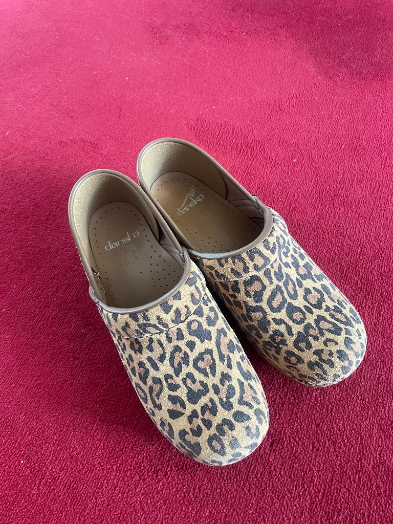 Dansko klompen panterprint 38, Bruin, Overige typen, Zo goed als nieuw, Dansko