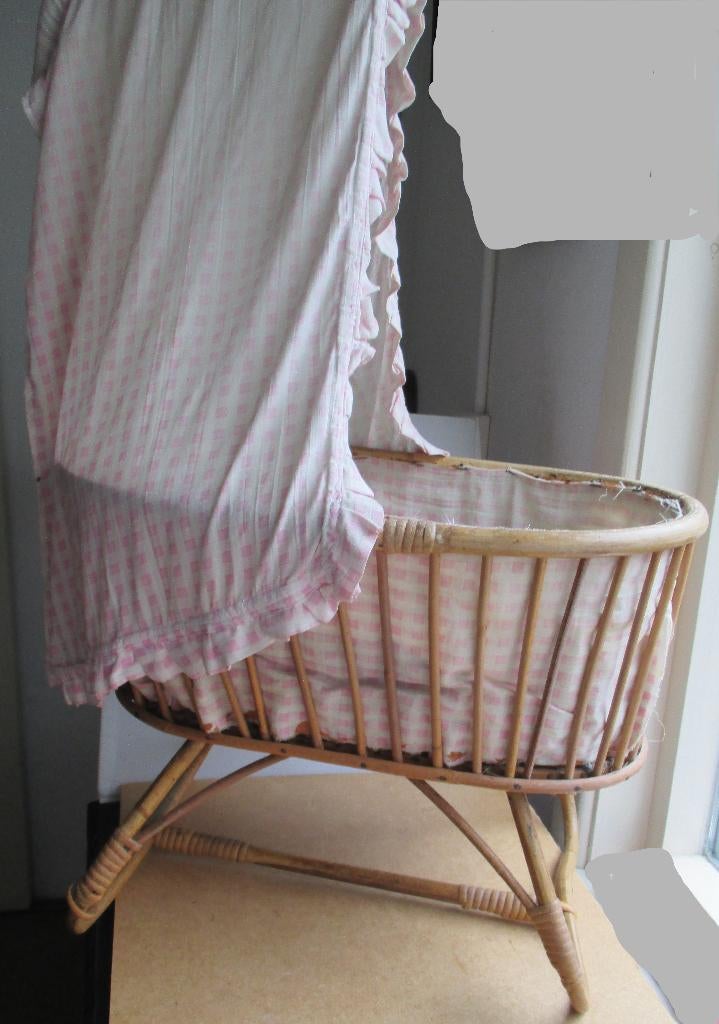 Rotan Wieg jaren 50 + Ollie B Bommel Deken~Poppenwieg bamboe, Ophalen