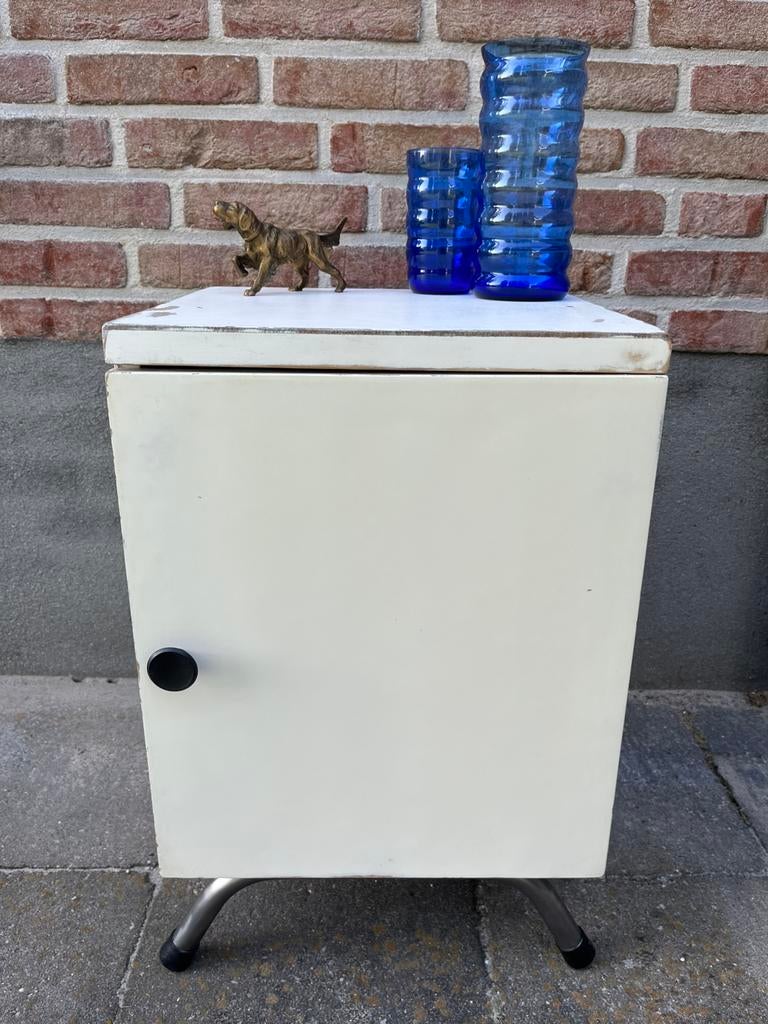 Vintage wit ‘ziekenhuis’ kastje Bauhaus style, Gebruikt, Minder dan 45 cm, Ophalen of Verzenden, Minder dan 55 cm