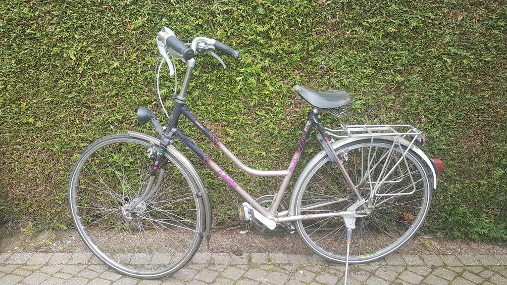 Stapfiets of stationsfiets wlelmaat 28ing framehoogte 57cm, Fietsen en Brommers, Fietsen | Dames | Damesfietsen, Gebruikt, Versnellingen