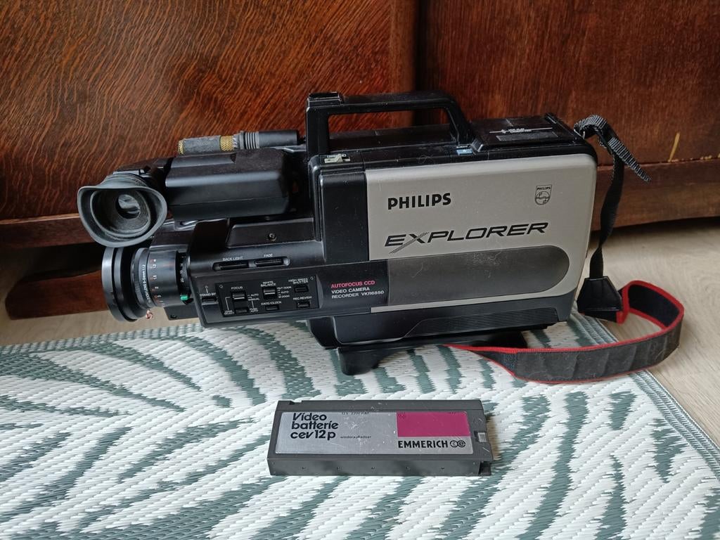 Philips Explorer VHS HQ videocamera met twee batterijen, Ophalen, VHS of SVHS, Camera