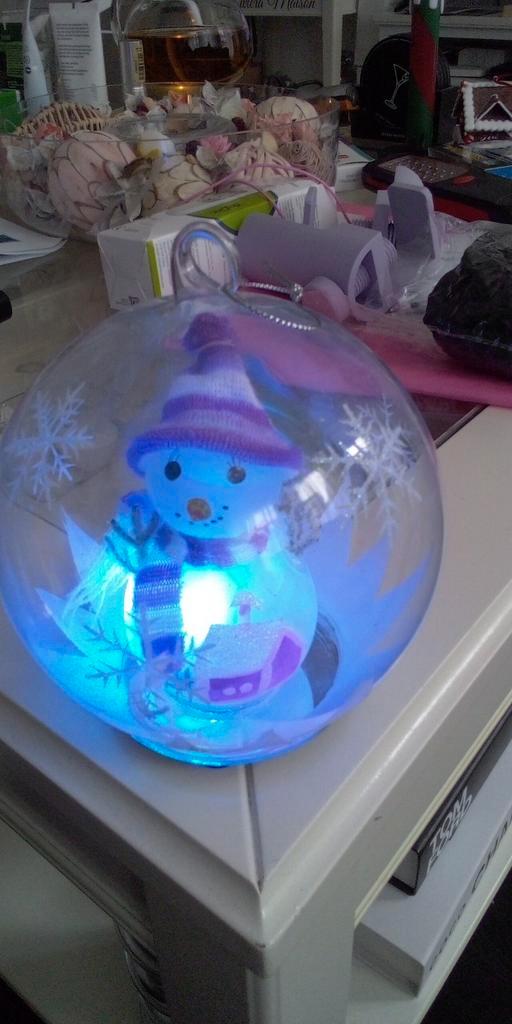 Lichtgevende Sneeuwbol met Sneeuwpop - 11 cm, Diversen, Kerst, Nieuw, Ophalen