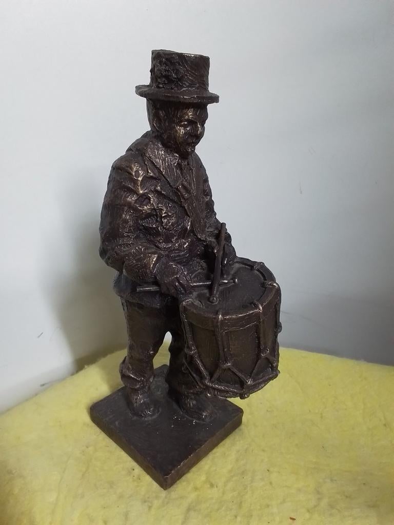 10122) mooi bronskleurig beeld  de trommelaar gesigneerd, Ophalen of Verzenden, Zo goed als nieuw, Mens