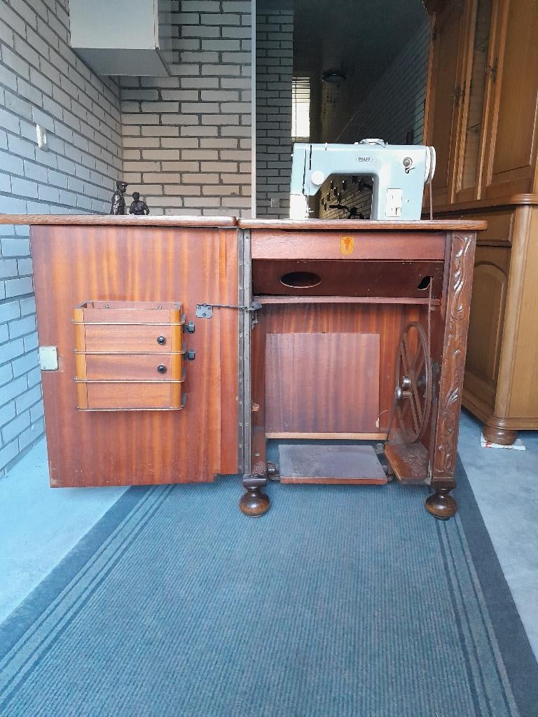 Trapnaaimachine in kast, Antiek en Kunst, Antiek | Naaimachines, Ophalen